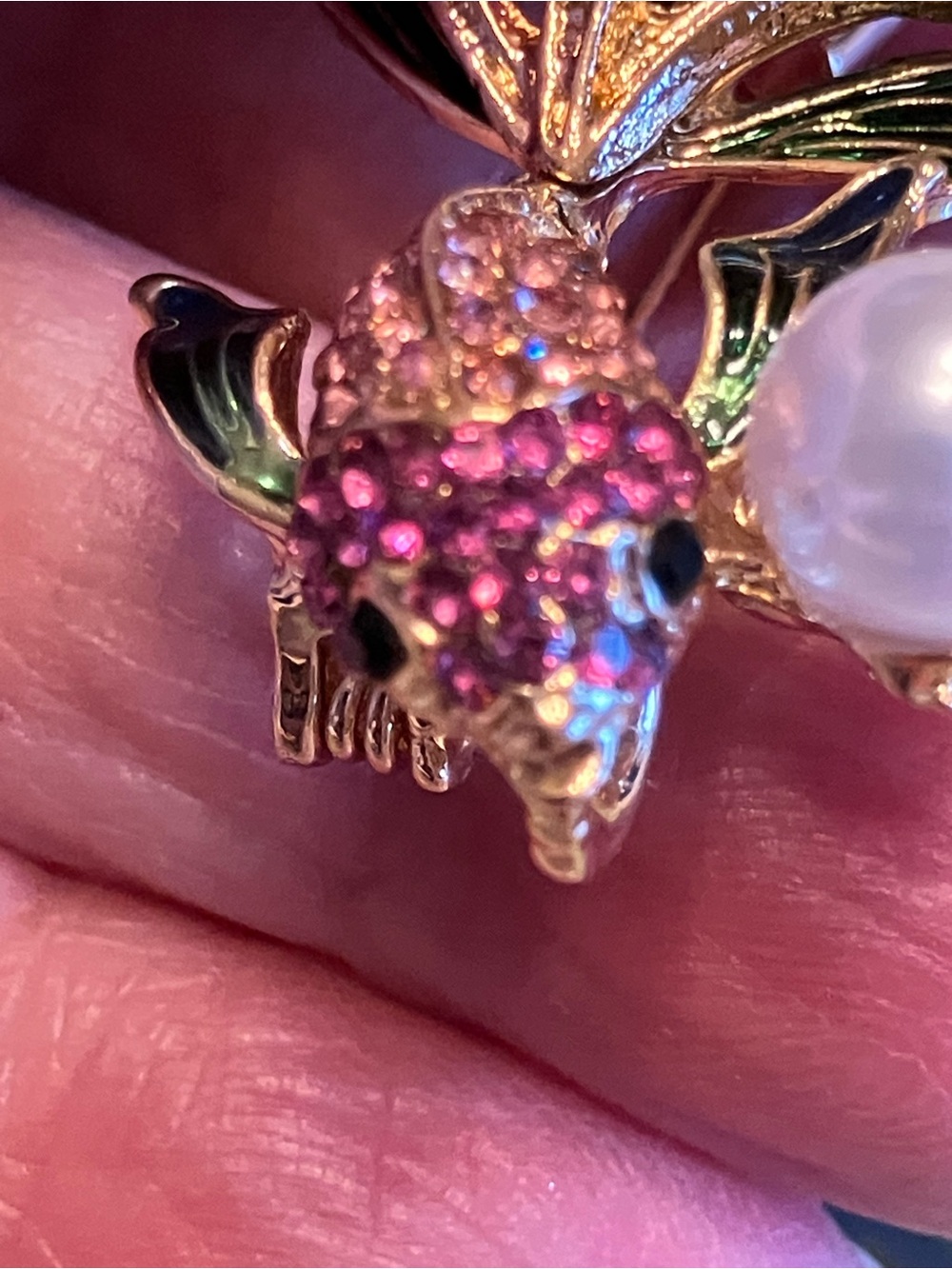 Pink Cubic Zirconia stone koi fish set in plated gold tone 2” brooch. - Picture 8 of 12
